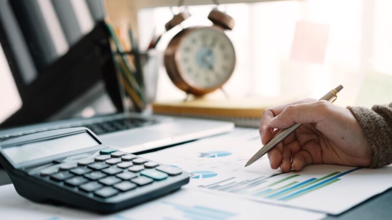 Una mujer calculando las bonificaciones de hipoteca