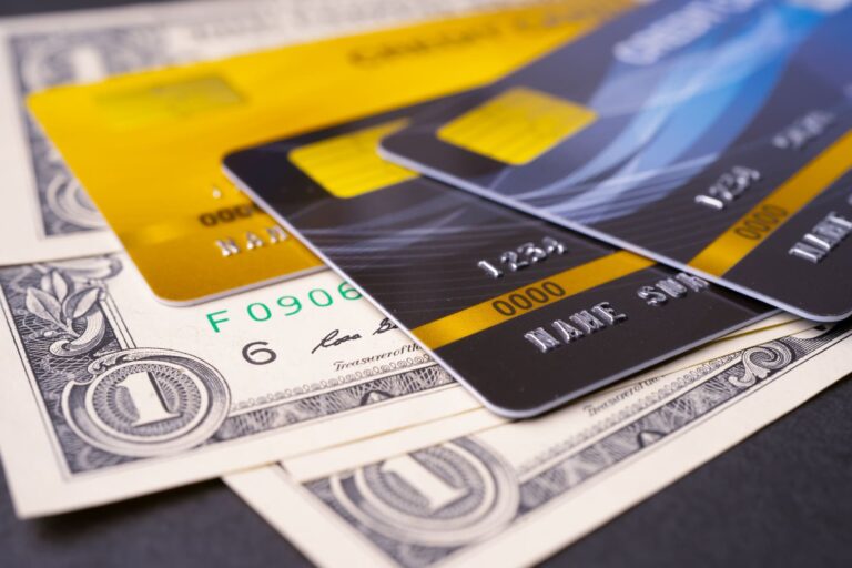 tarjetas de crédito y billetes