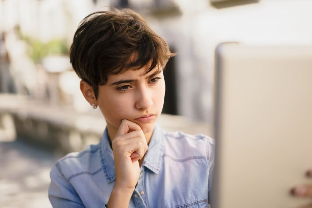 mujer mirando una pantalla de ordenador