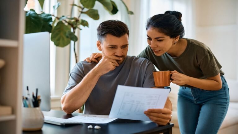 una pareja mirando y analizando documentos