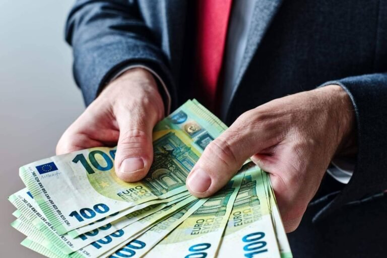 Las manos de un hombre sosteniendo billetes