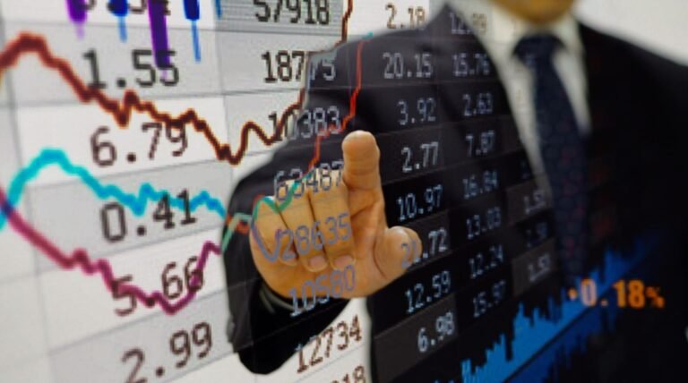 una pantalla con datos de inversiones y una mano señalando