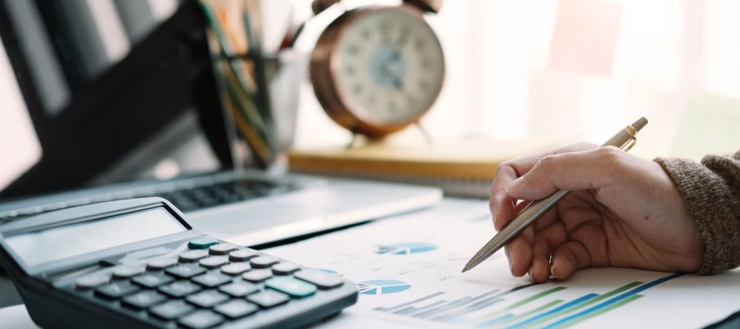 Una mujer calculando las bonificaciones de hipoteca