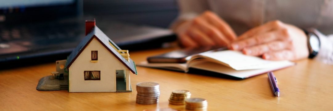persona calculando la cuota de su hipoteca