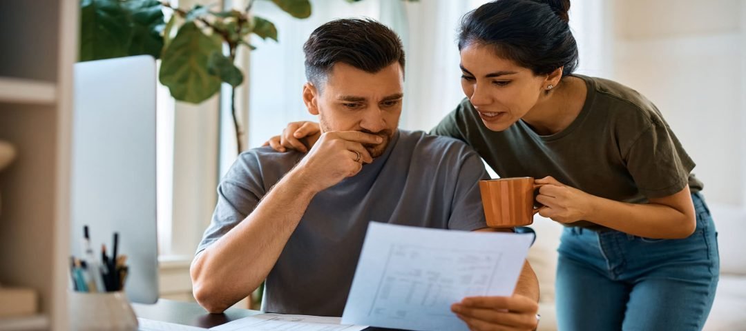 una pareja mirando y analizando documentos