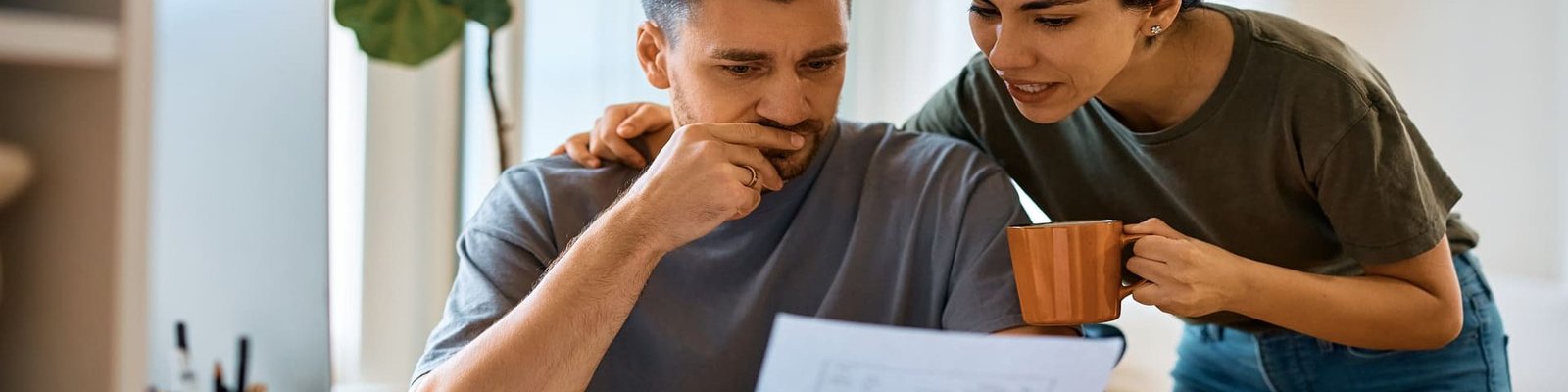 una pareja mirando y analizando documentos