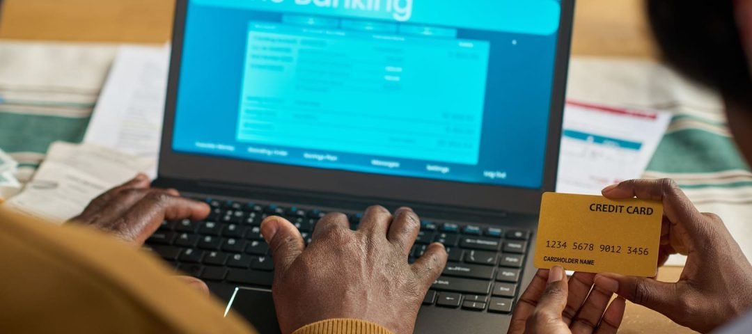 Dos personas consultando la banca online en un portátil