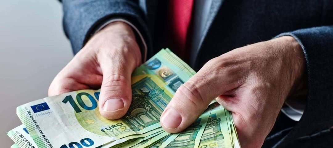 Las manos de un hombre sosteniendo billetes