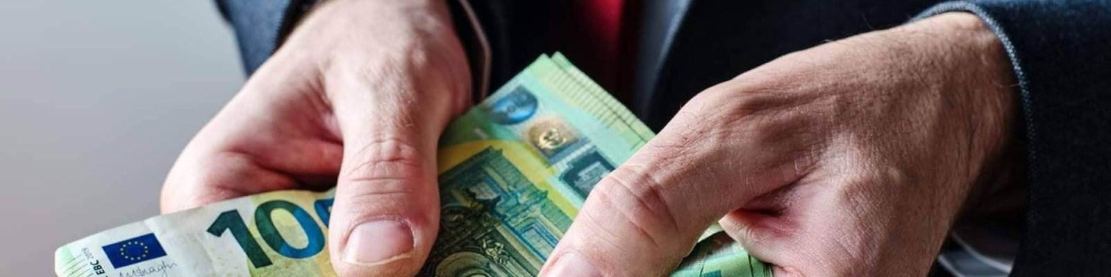Las manos de un hombre sosteniendo billetes