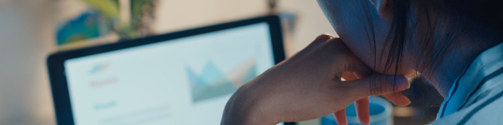 una mujer viendo una pantalla de ordenador con gráficos