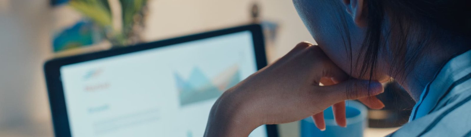 una mujer viendo una pantalla de ordenador con gráficos