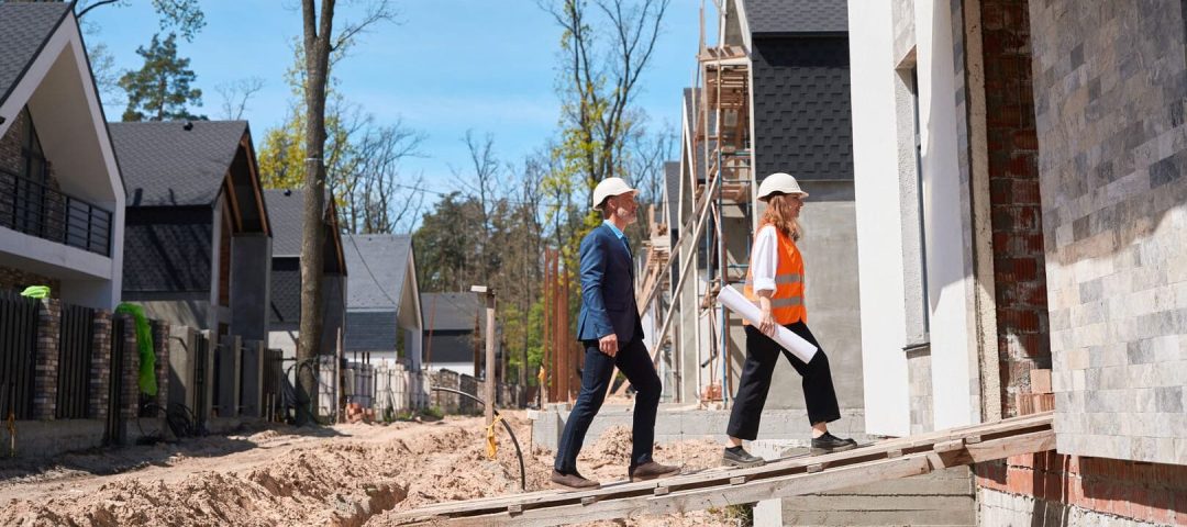 Dos personas visitando la construcción de su vivienda