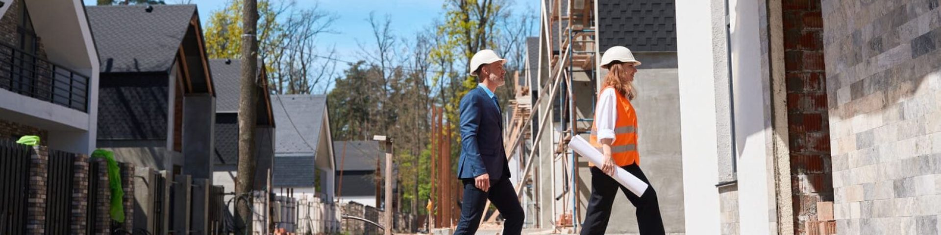 Dos personas visitando la construcción de su vivienda