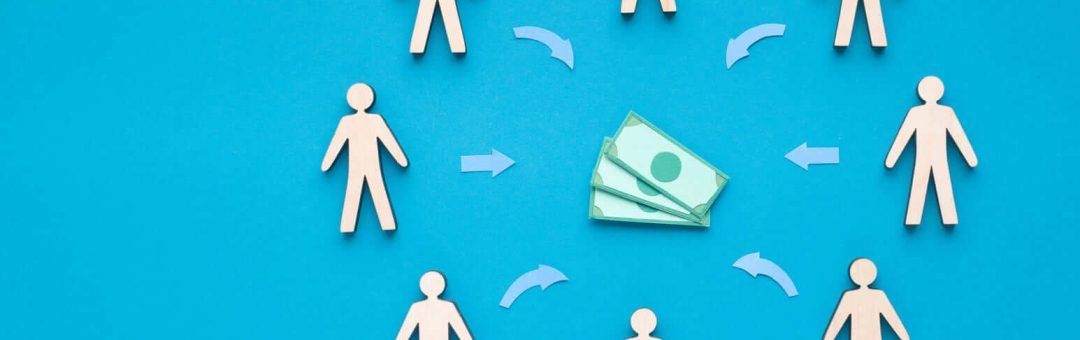 recortes en papel de personas con flechas que señalan a un montón de dinero