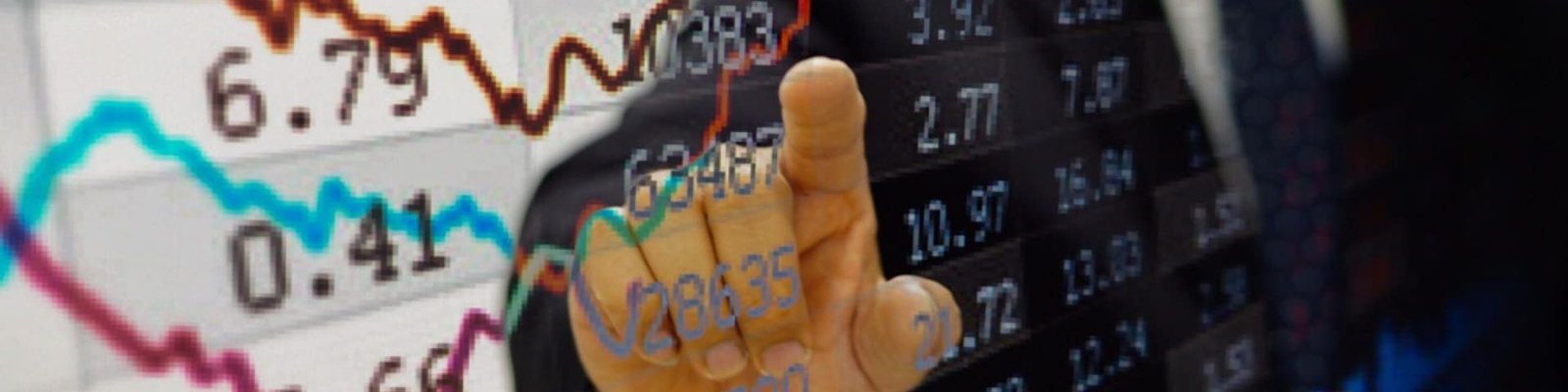 una pantalla con datos de inversiones y una mano señalando