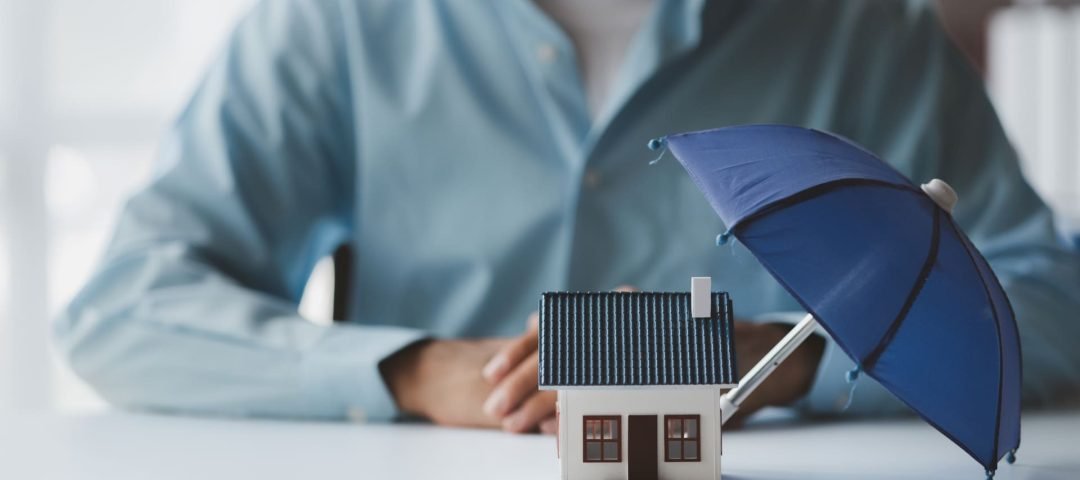 un paraguas de juguete sobre una casita de madera