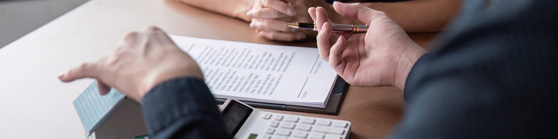 Una mujer firmando una hipoteca en el banco